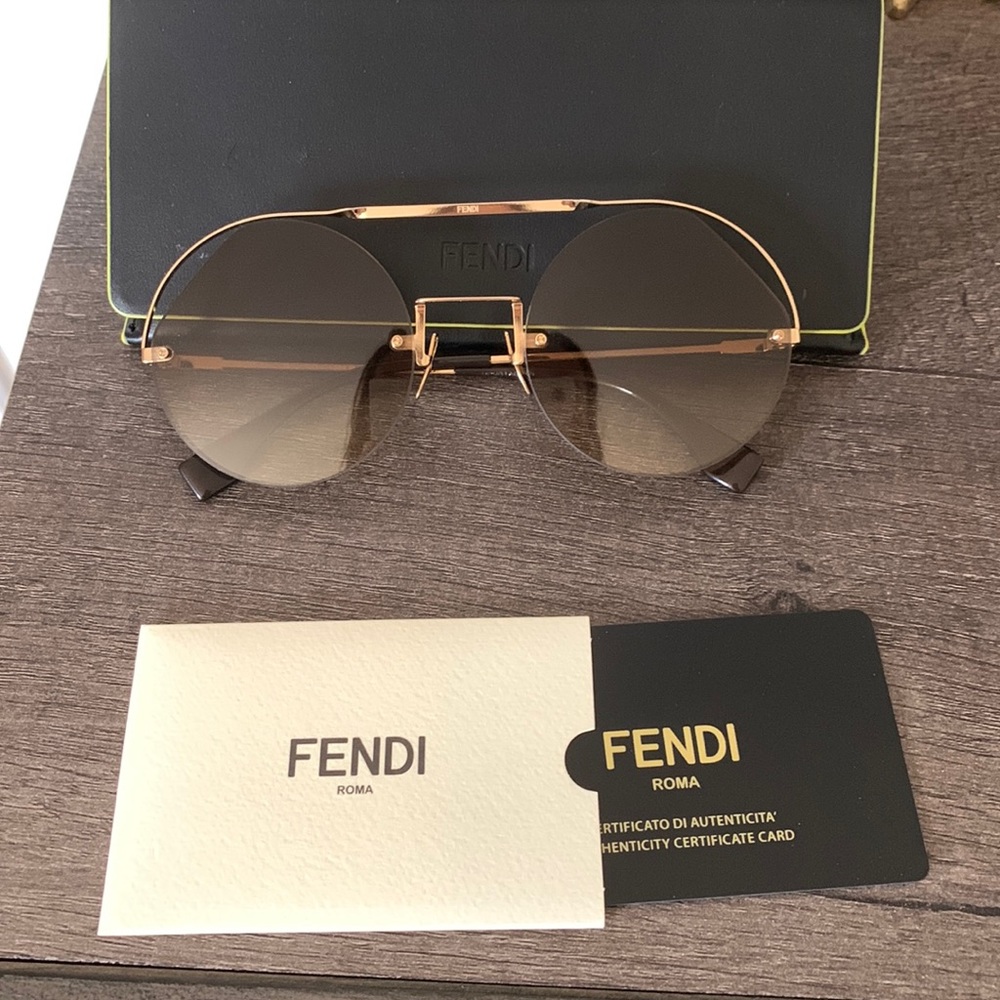 NWOT Fendi round gold sunglasses